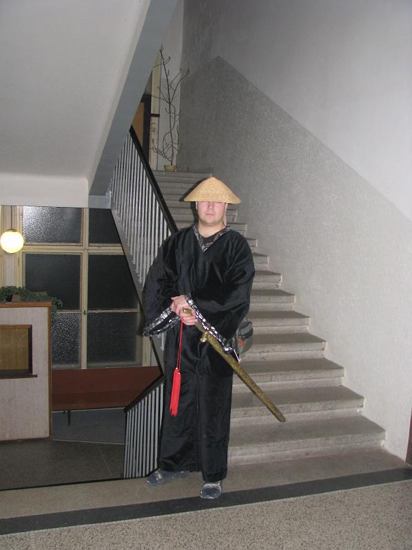 IMG_4555.JPG - Večer pokročil, ale samuraj Školník stále bdí na stráži. Taky nám letos do sály nevnikly žádné podezřelé existence.