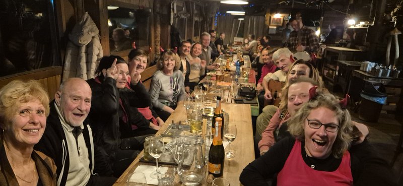 20251206_185445.jpg - Odpoledne v pekle, pardon v baru, bylo docela horko.