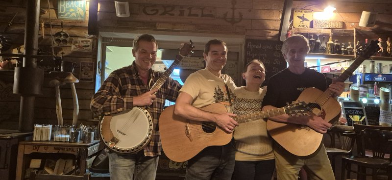 20251206_202112.jpg - Kapela zahrála několik písní z dob prvních ročníků Mikulášského deblu.