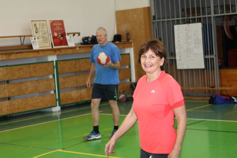 IMG_3902.JPG - Ďuro podává, Petra se zatím usmívá pro kamery.