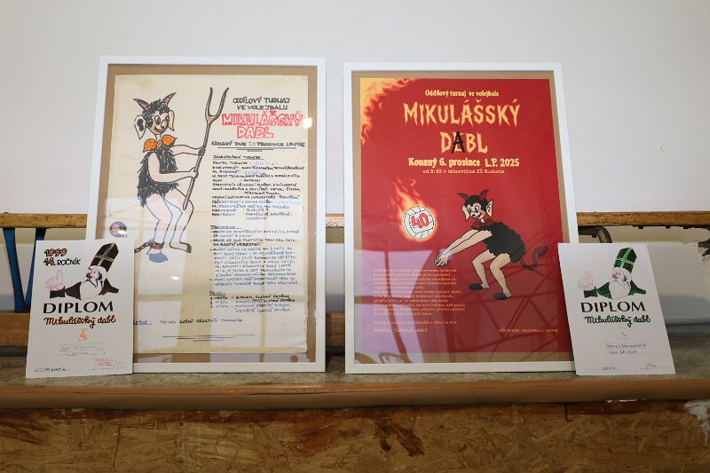 IMG_3907.JPG - Vlevo je plakát na Mikulášský debl v roce 1988. Ovšem odborná komise v něm rozpoznala palimpsest (vymazaný historický dokument přepsaný pozdějším) plakátu na první ročník. Vpravo plakát na 40. ročník od nadané radotínské výtvarnice Aničky Švitorkové. Tyto cenné dokumenty jsou na výstavě vhodně doplněny zachovanými diplomy. Ten vlevo je z roku 1999, ten vpravo je nedatovaný, ale podle výsledků lze určit, že pochází z roku 2021.