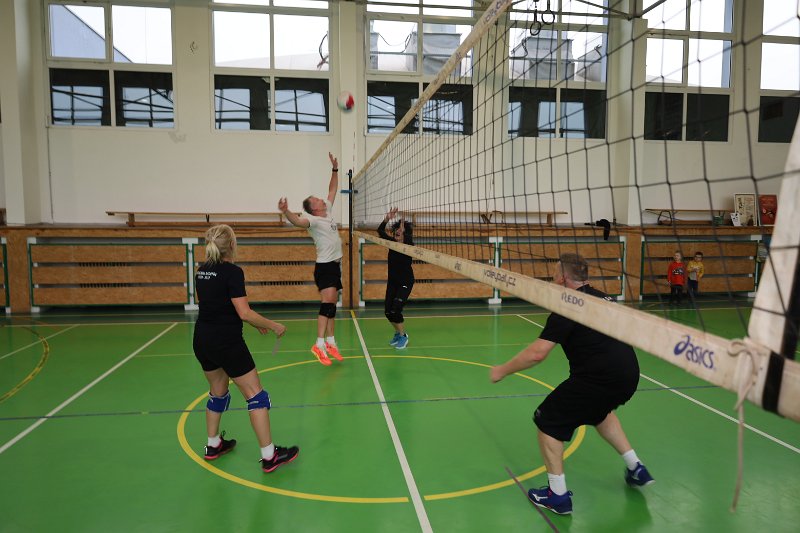 IMG_4012.JPG - Vpravo Boris s Janou Petríkovou proti těžkému soupeři. Vpravo v pozadí diváci Vojtík Barvíř a Toník Machač.