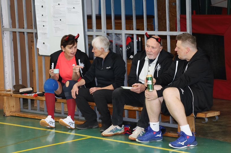 IMG_4029.JPG - Na lavičce se vzácnými hosty