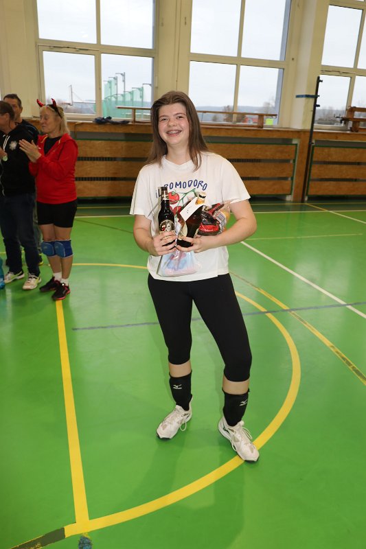 IMG_4061.JPG - Čtvrtá bramborová medaile zbyla na Natálii Skopal. Ta si postupně zahrála s Michalem, Tomášem, Gándhím a Ďurem. Třetí místo jí uniklo jen o vlásek, rozhodlo Buchholzovo kritérium. Tedy vlastně o Buchholzův vlásek.