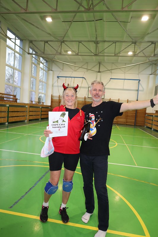 IMG_4076.JPG - Na druhém místě Alena Bartošková a Michal Schrötter. Za rohem, kam není vidět, drží Michal patrně  Syrah DOC 2023  ze sicilského vinařství Sallier de La Tour, které v roce 2008 založil Filiberto Sallier de La Tour, princ z Camporeale.