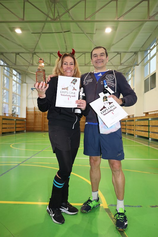 IMG_4080.JPG - 40. ročník Mikulášského deblu vyhráli Lucka Frantová a Pavel Charvát. Los svedl dohromady favorizovanou dvojici, a ta prošla turnajem jako nůž máslem - bez ztráty jediného setu. Jejich lístek vypadal jako inverzní lístek Fiktivního soupeře. Tuto poznámku ocení asi jen pravidelní návštěvníci turnaje.