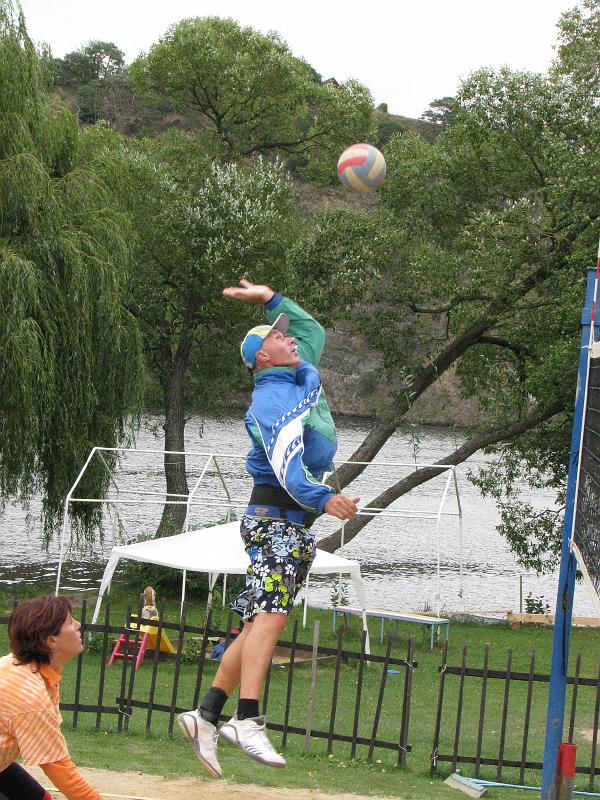 IMG_7474.JPG - Tady je Vláďa ještě jednou v celkem seriózní volejbalové poloze, jako kompenzace za předchozí snímek.