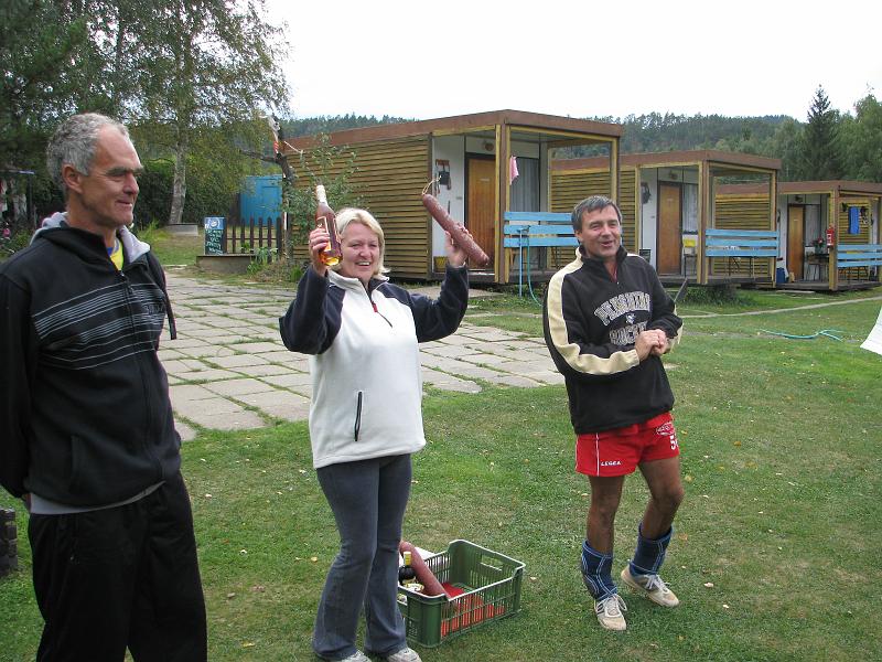 IMG_7560.JPG - Letos jsme o tradičním zářijovém víkendu na Oboze bydleli v kempu Candát. Nájemci kempu Iva (se salámem) a Pavel (vpravo) se o nás vzorně starali.