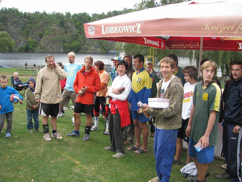 IMG_7571.JPG - Nejmladšího hráče turnaje (16) dělilo od nejzkušenějšího (71) 55 let. To pro představu, jak dlouho se dá hrát volejbal.