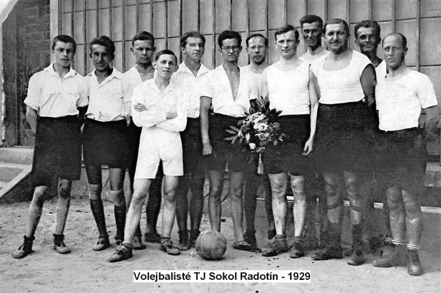 Volejbal1929.jpg - Nejstarší dochovaná fotografie volejbalistů v Radotíně z roku 1929.Znáte jména těch, kdo jsou na fotografii? Napište na jskrivanek@volny.cz - doplním.Zleva doprava: 1: 2: 3:Miloslav Blecha (otec Heleny Zápotocké) 4: ?? Vladimír Kubelka 5: 6: 7: 8: 9: 10: 11: 12: 